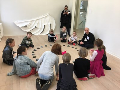 Dagtilbud gruppe på besøg i udstillingerne på Viborg Kunsthal