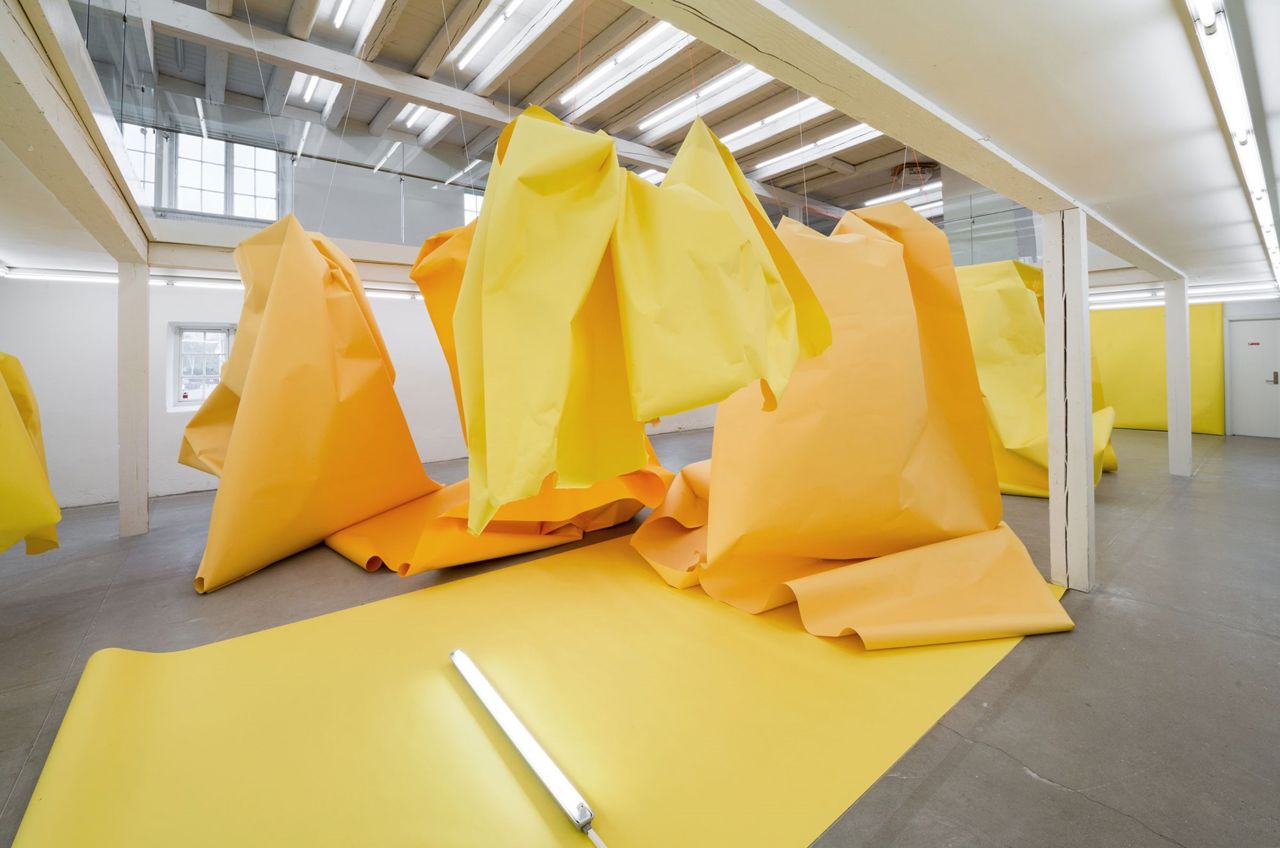 Installationsfoto. Paper Drawing #35, 2022 Af Marit Roland. Viborg Kunsthal