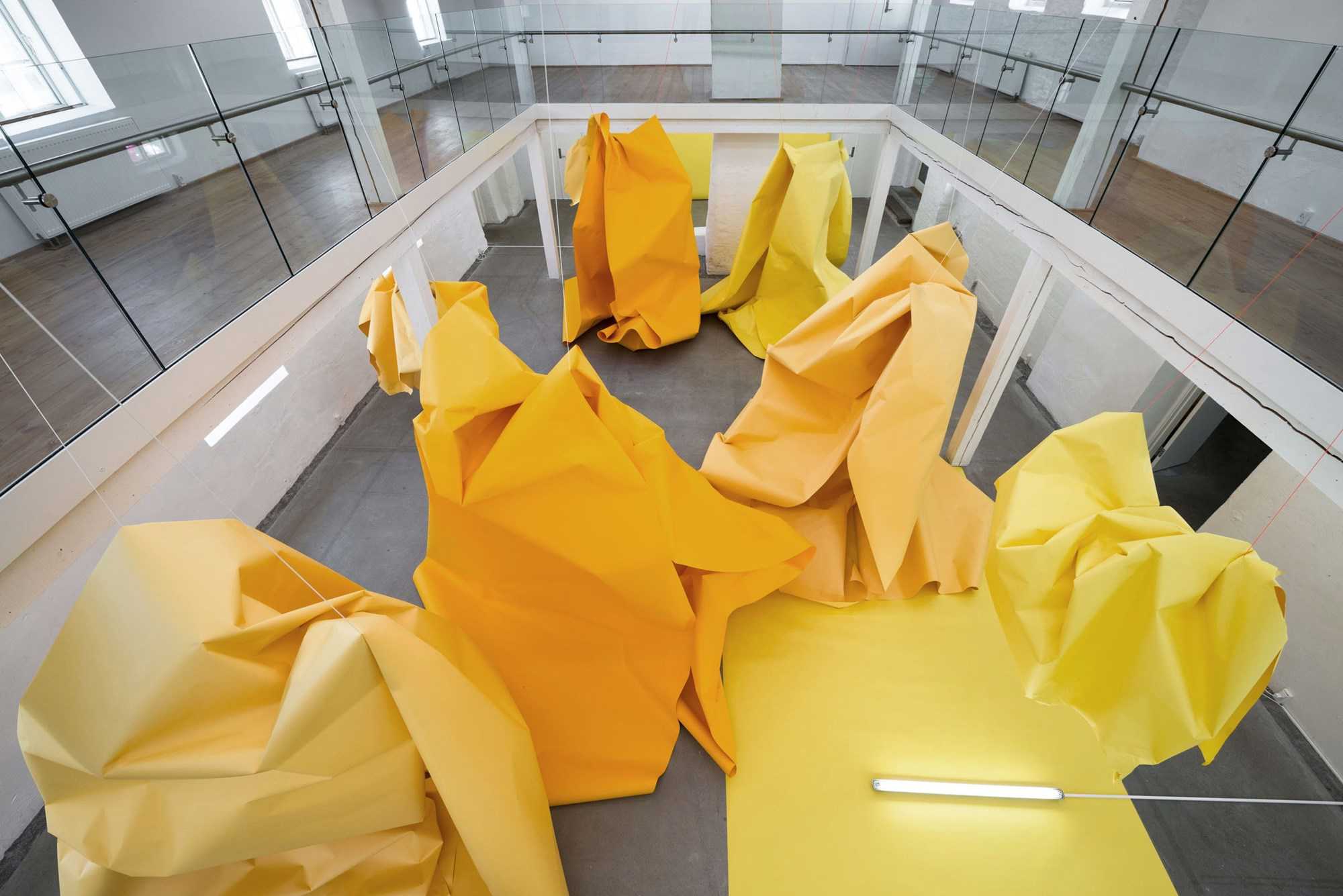 Installationsfoto. Paper Drawing #35, 2022 Af Marit Roland. Viborg Kunsthal