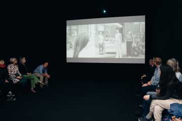 Installationsfoto af udstillingen 'The Fury' af Shirin Neshat på Viborg Kunsthal, 2023.