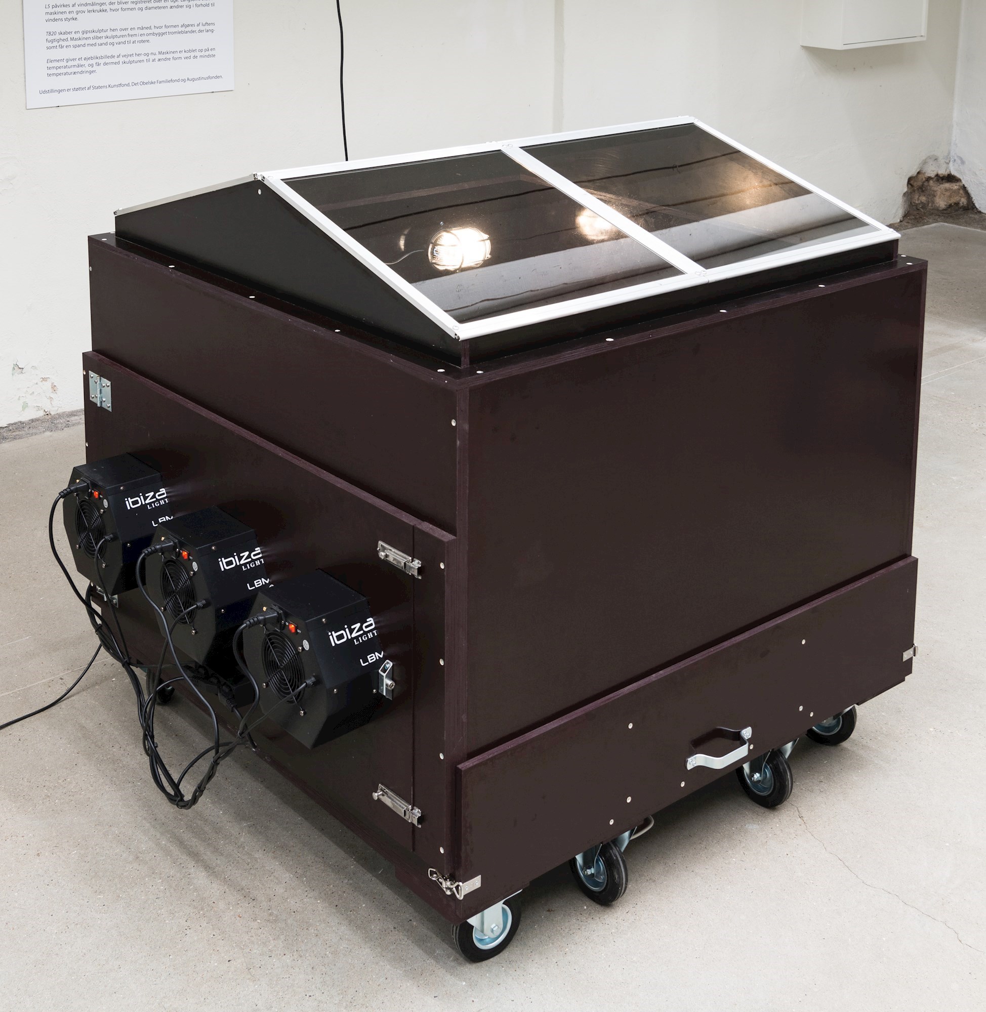 Installation fra udstillingen 'Eksperimentet' af Henrik Menné, 2021