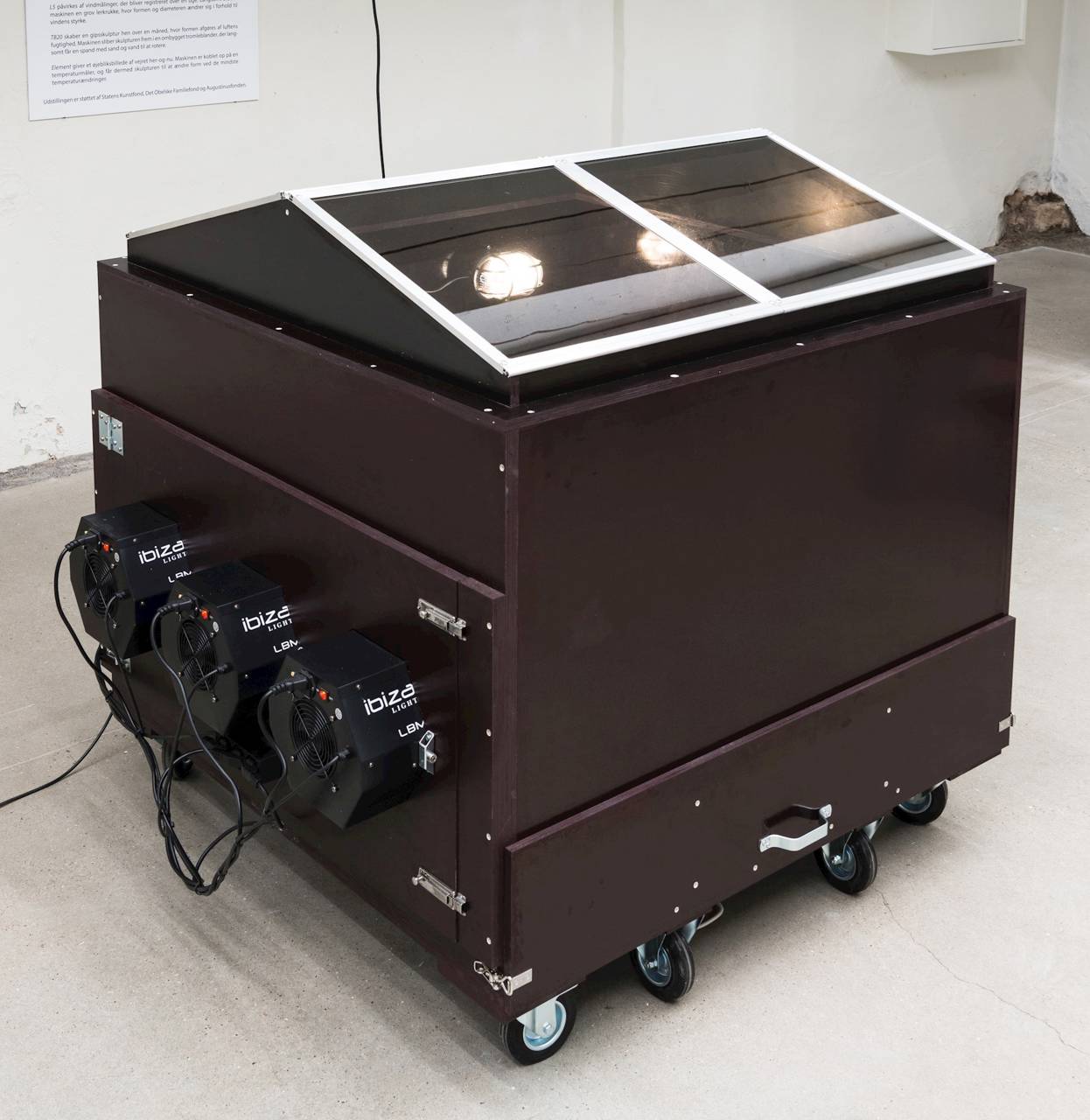 Installation fra udstillingen 'Eksperimentet' af Henrik Menné, 2021