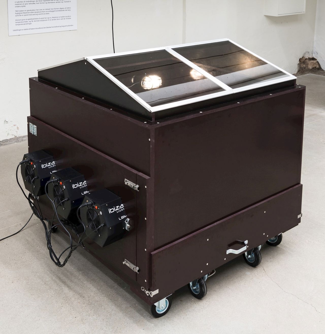 Installation fra udstillingen 'Eksperimentet' af Henrik Menné, 2021