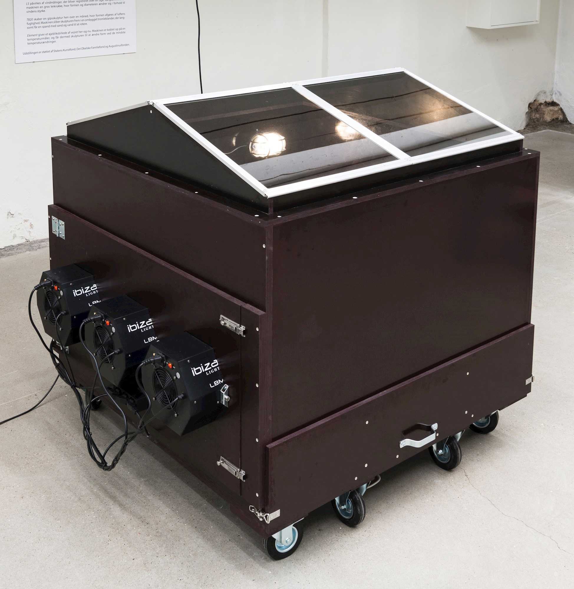 Installation fra udstillingen 'Eksperimentet' af Henrik Menné, 2021