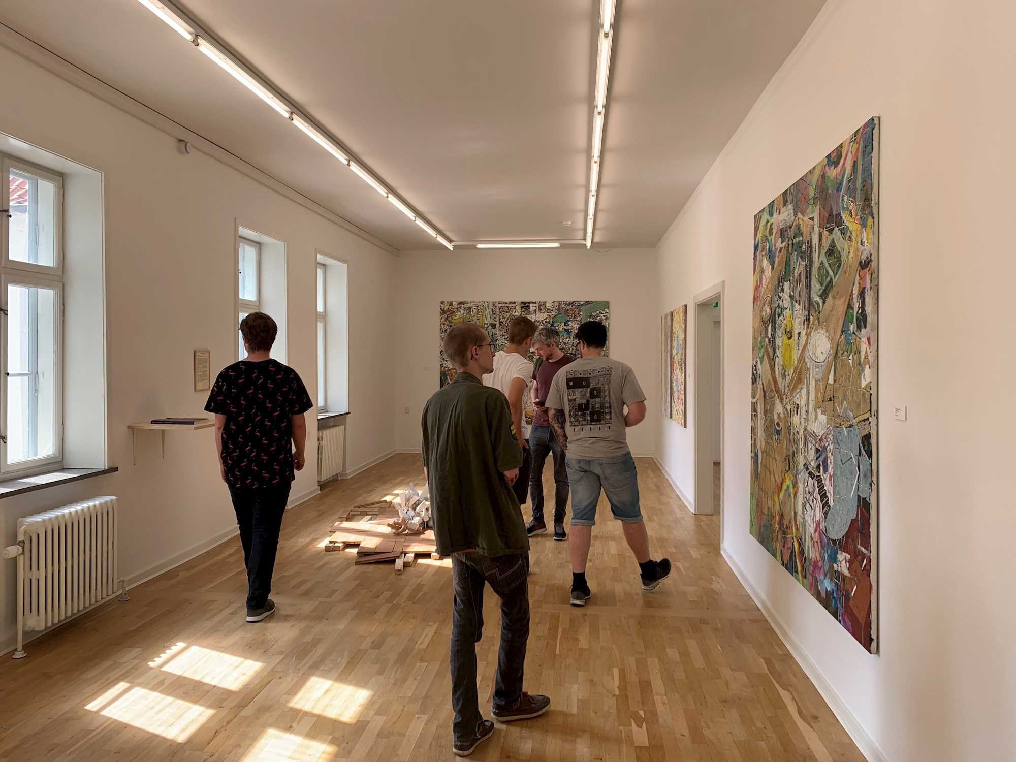 Omvisning med elever fra ungdomsuddannelser