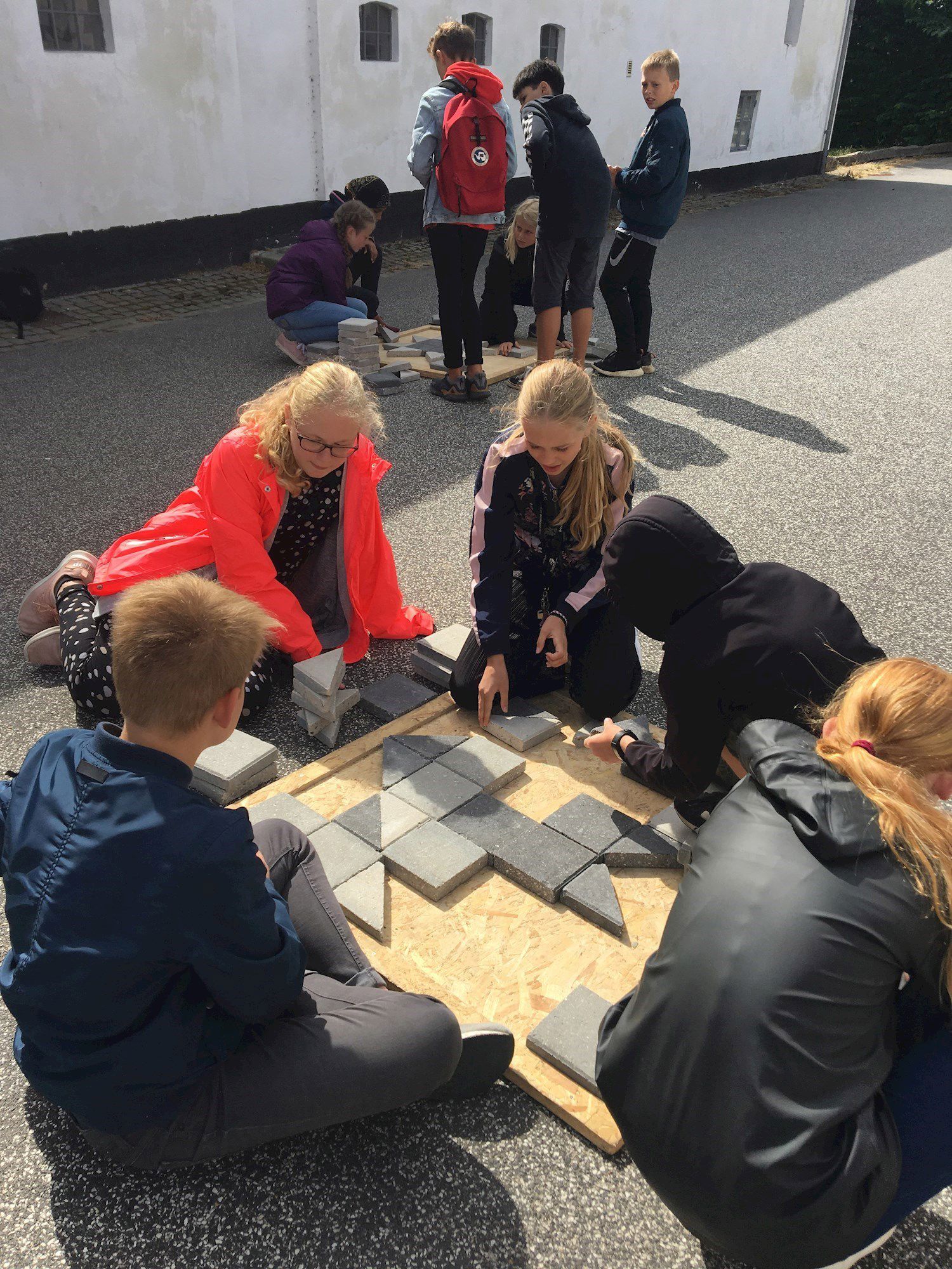 Elever fra grundskolen laver murmosaik