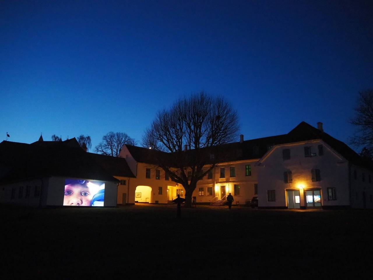 Udendørs videoudstillng: 'Miraculous Noise' på Viborg Kunsthal, 2021.