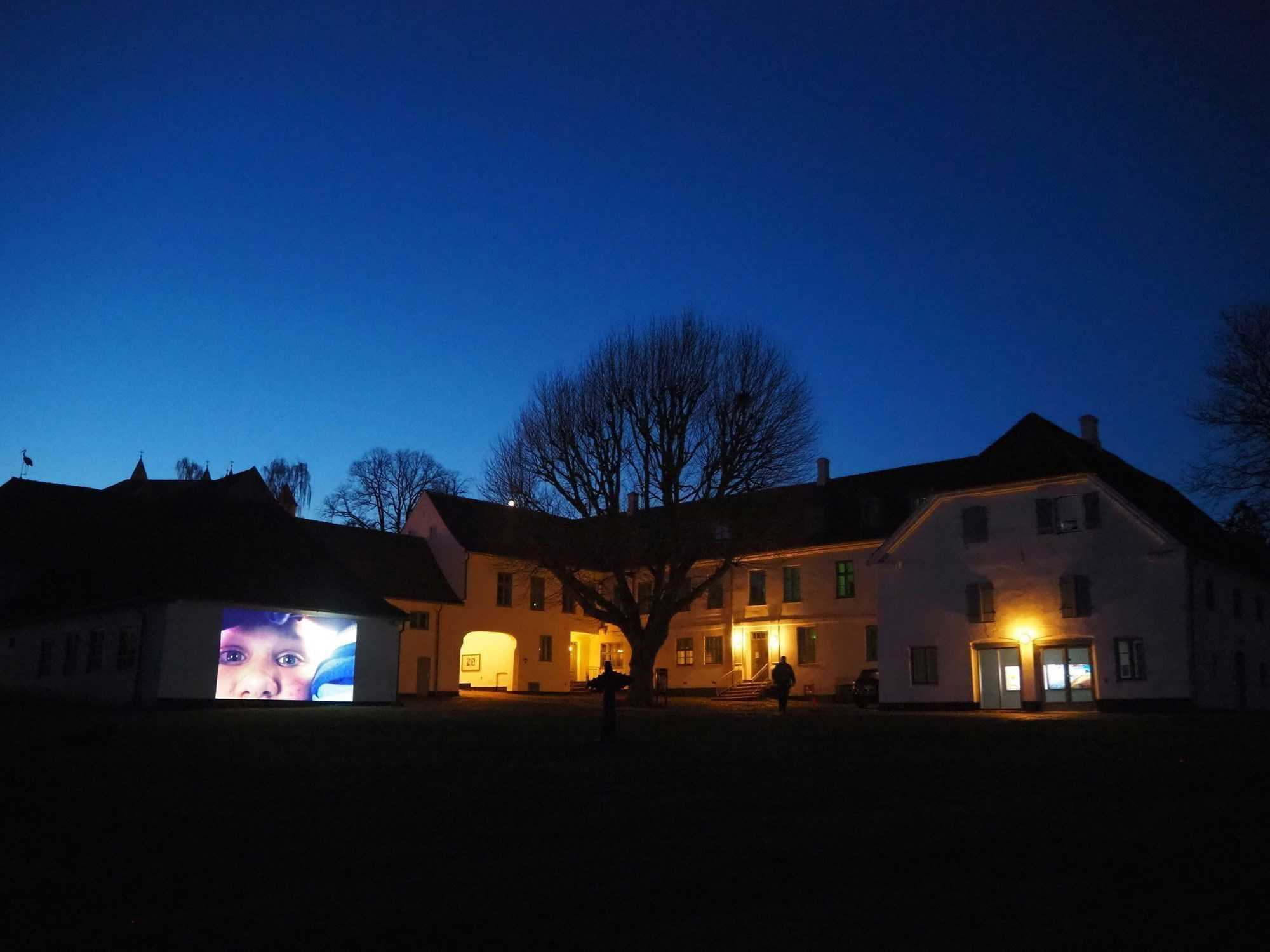 Udendørs videoudstillng: 'Miraculous Noise' på Viborg Kunsthal, 2021.