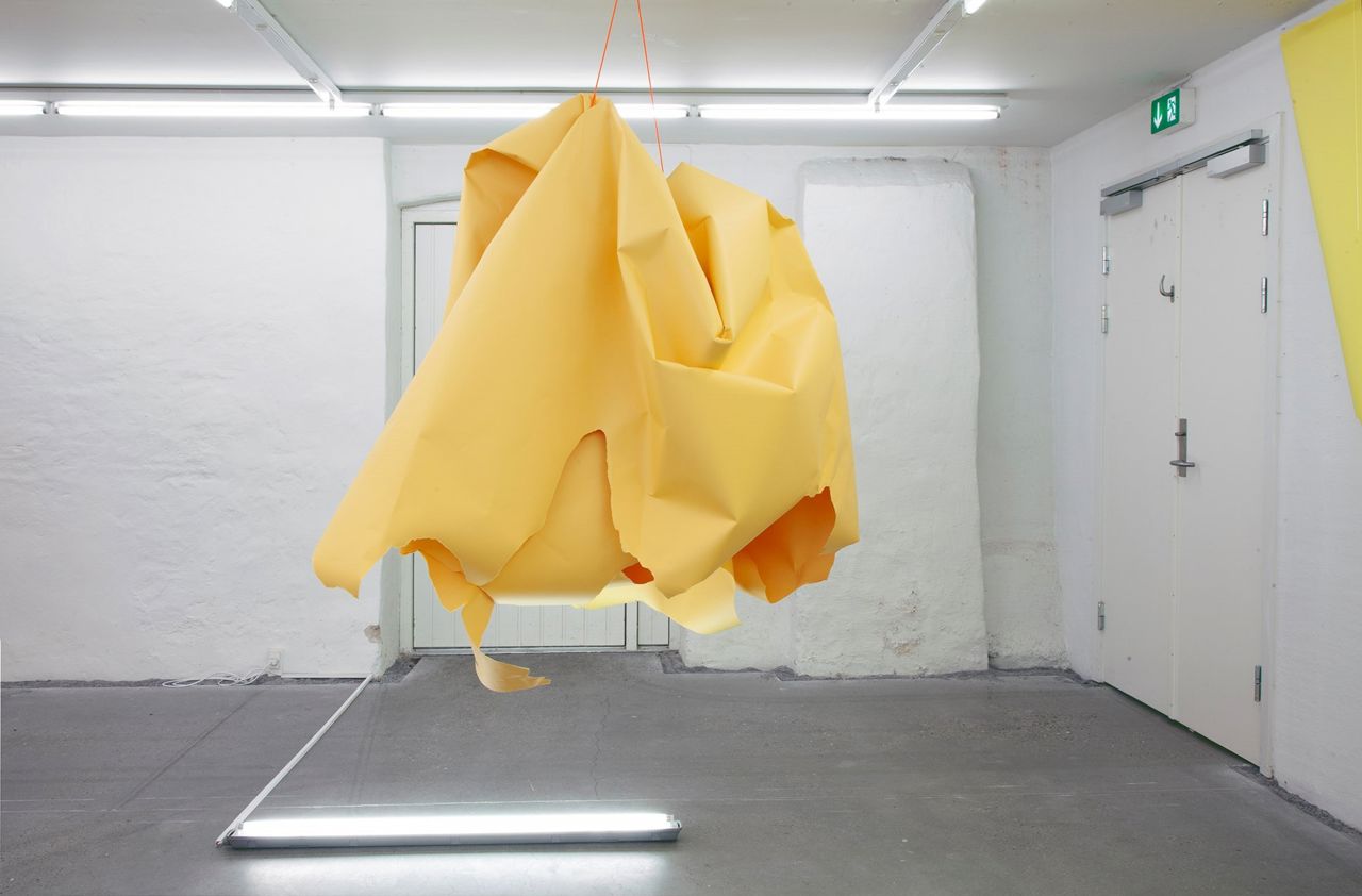 Installationsfoto. Paper Drawing #35 af Marit Roland 2022. Viborg Kunsthal