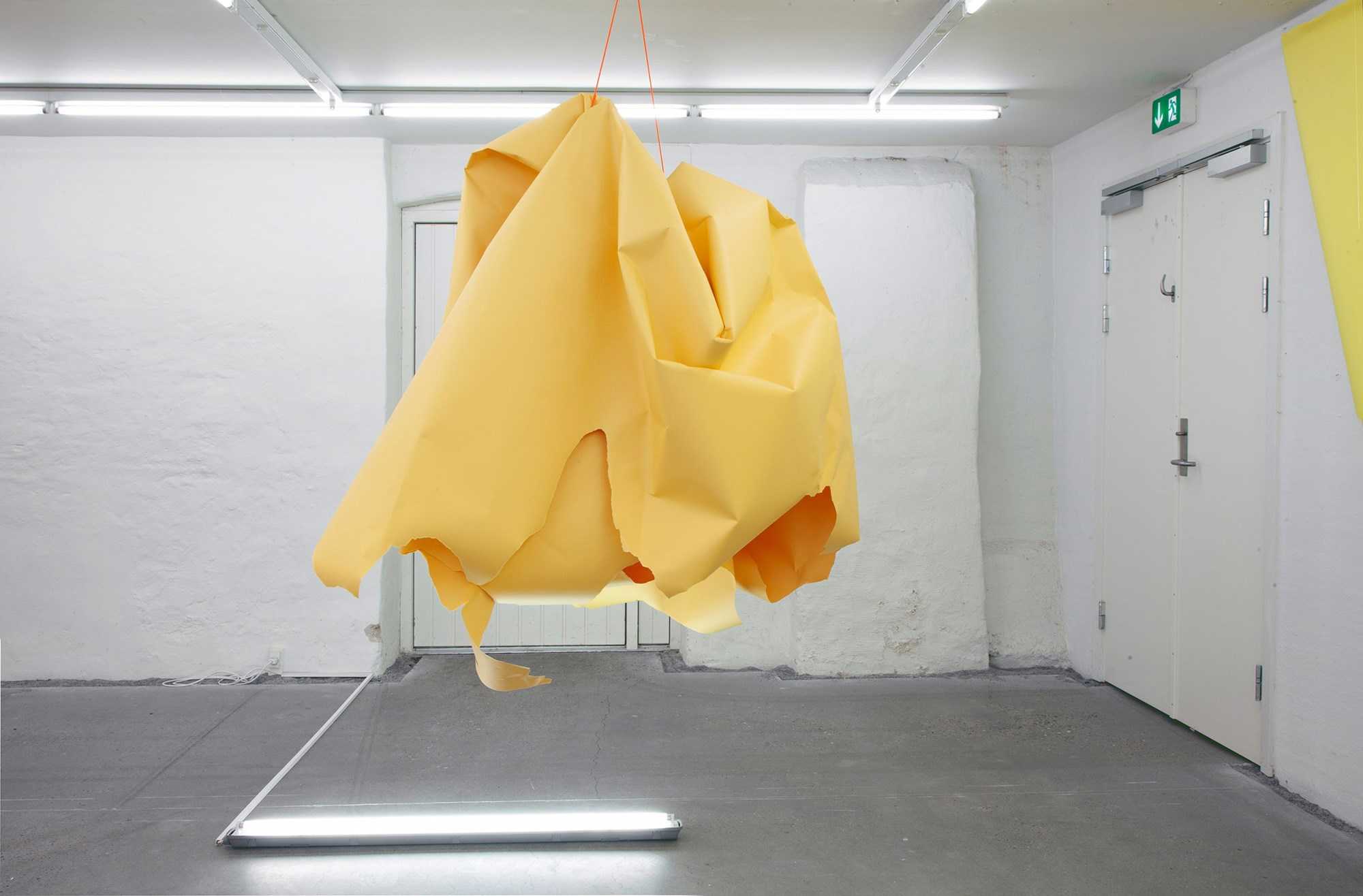 Installationsfoto. Paper Drawing #35 af Marit Roland 2022. Viborg Kunsthal