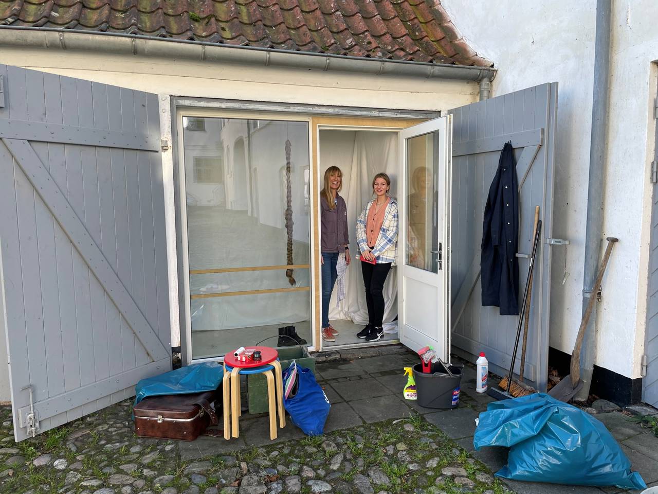 Man kan som frivillig være en hjælpende hånd til kunstnerne og vise dem Viborg eller hjælpe til med deres praksis.