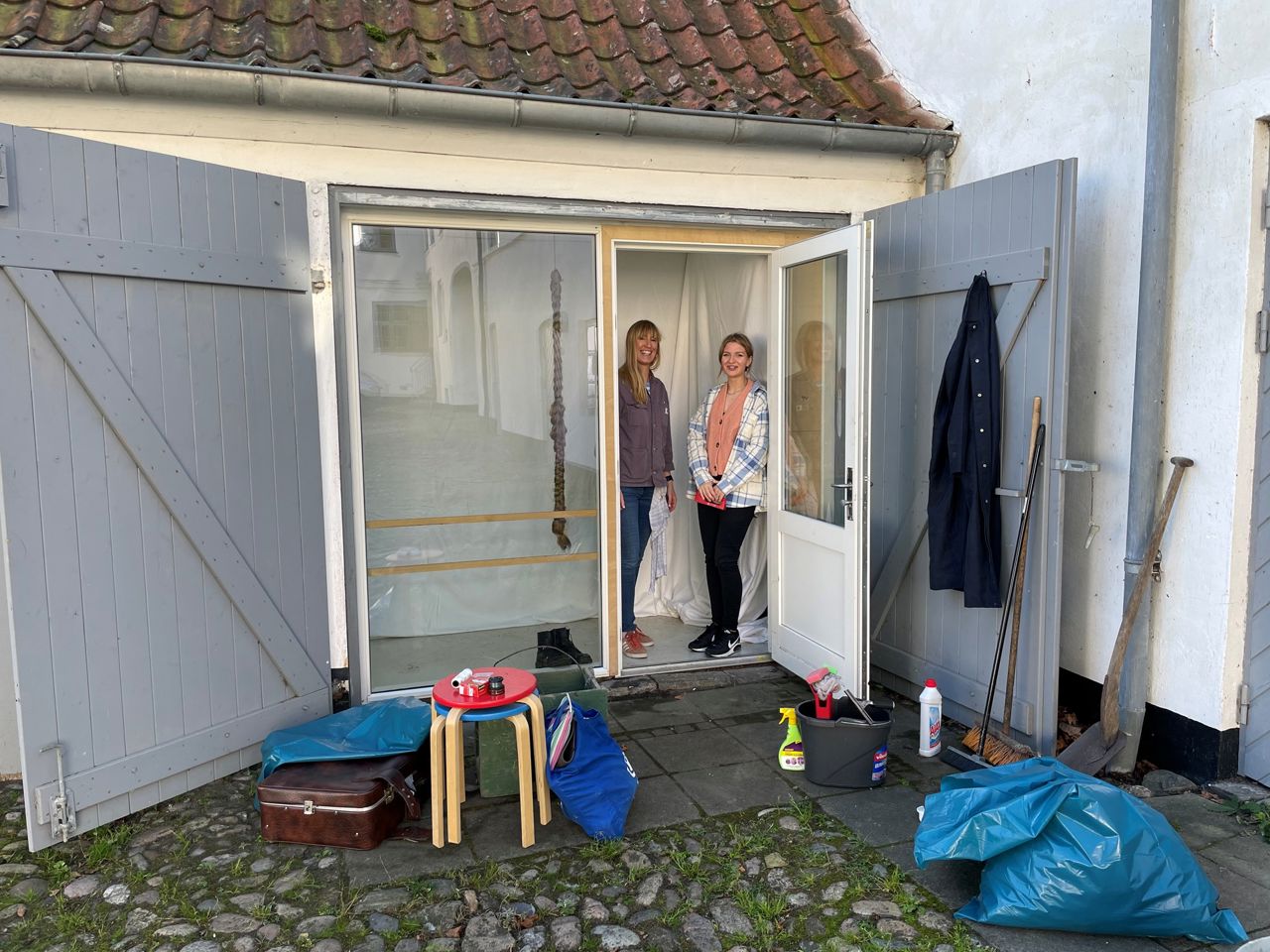 Man kan som frivillig være en hjælpende hånd til kunstnerne og vise dem Viborg eller hjælpe til med deres praksis.