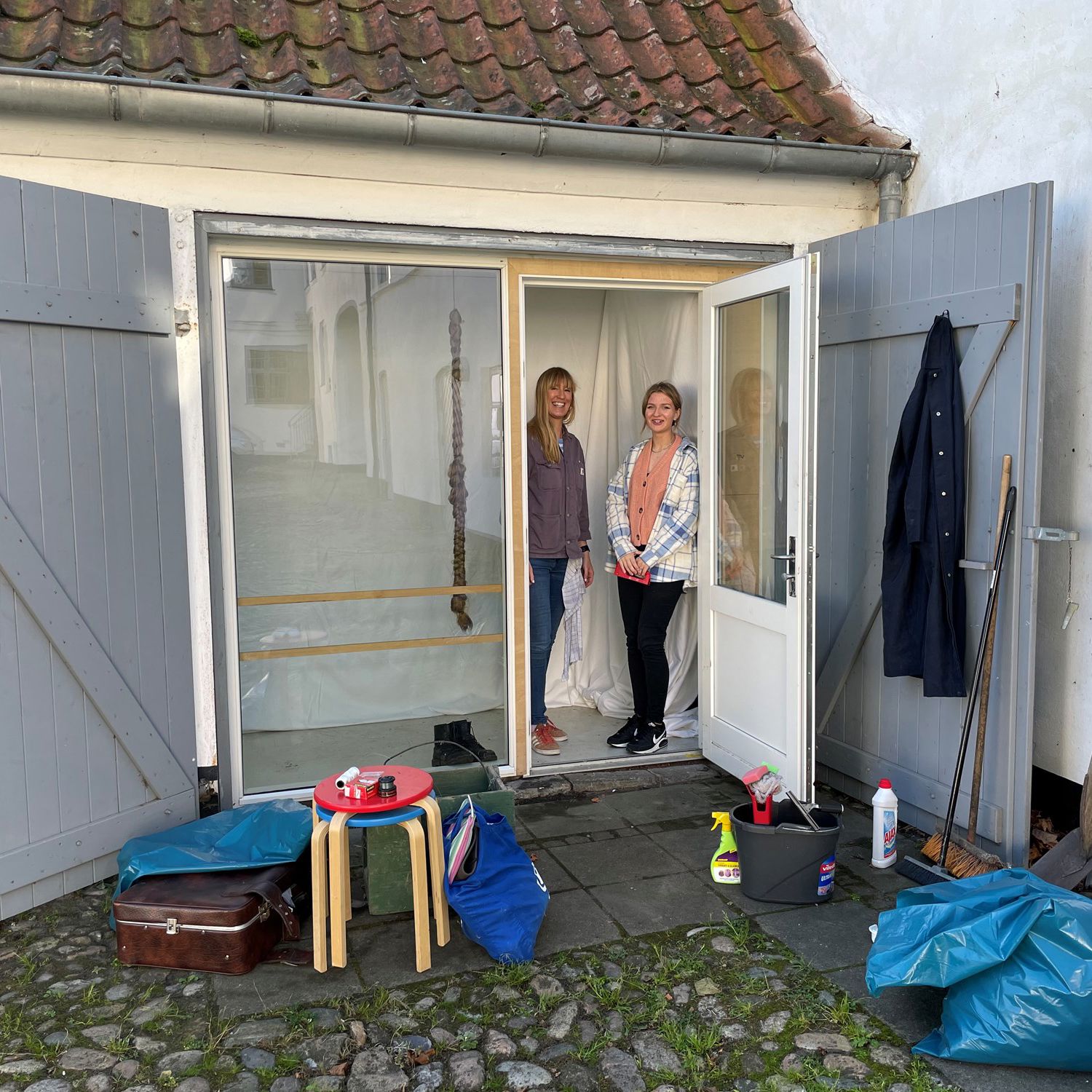 Man kan som frivillig være en hjælpende hånd til kunstnerne og vise dem Viborg eller hjælpe til med deres praksis.