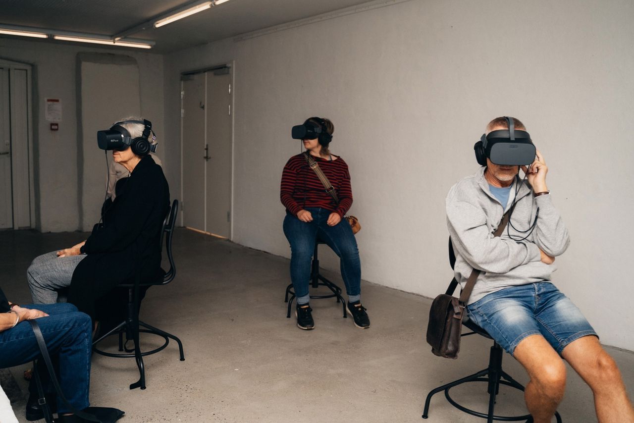 Installationsfoto af VR-udstillingen 'The Fury' af Shirin Neshat på Viborg Kunsthal, 2023.