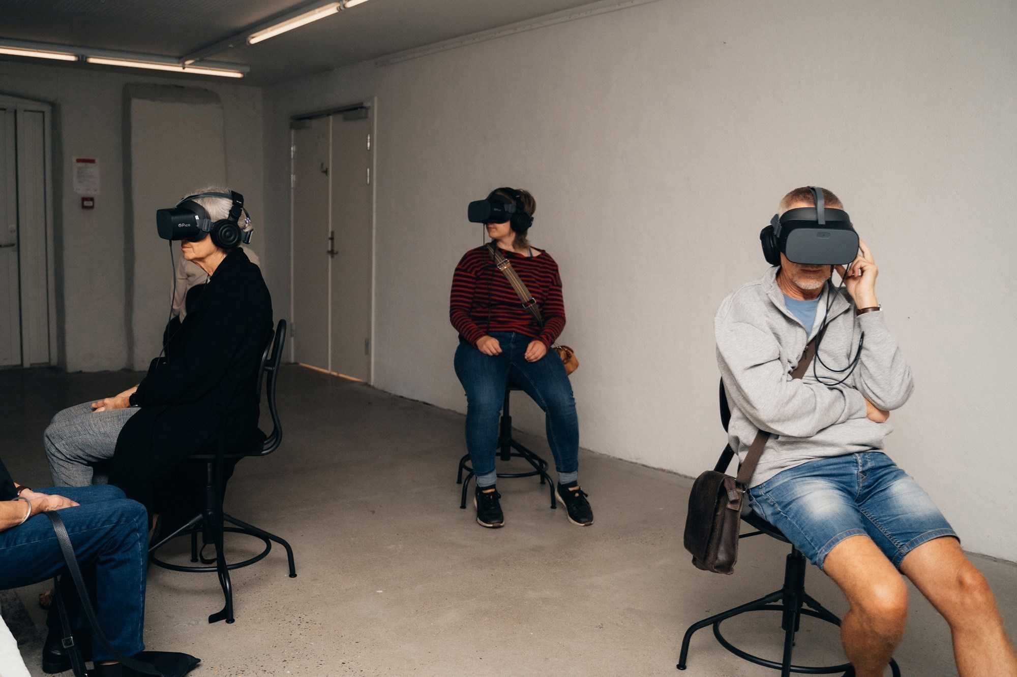 Installationsfoto af VR-udstillingen 'The Fury' af Shirin Neshat på Viborg Kunsthal, 2023.