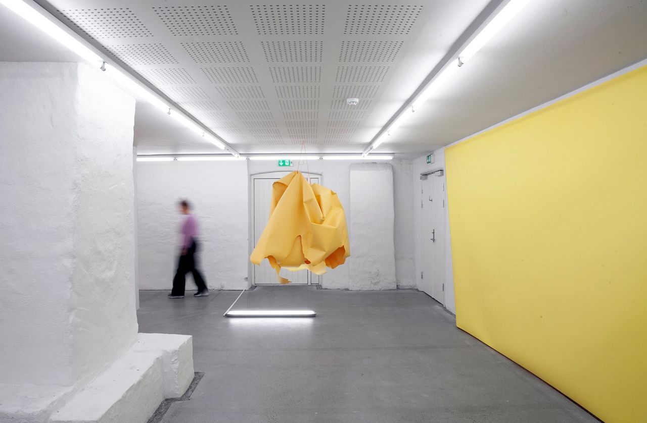 Installationsfoto. Paper Drawing #35, 2022 Af Marit Roland. Viborg Kunsthal