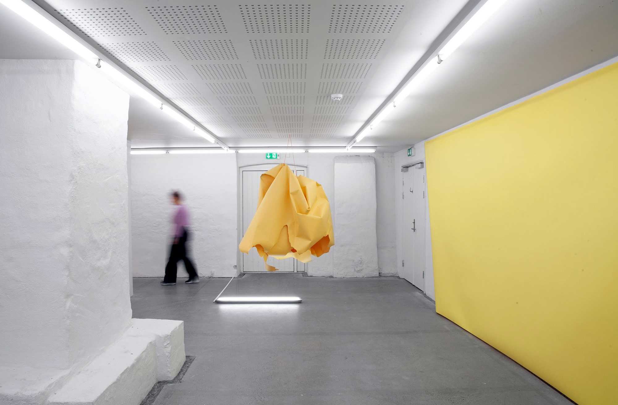 Installationsfoto. Paper Drawing #35, 2022 Af Marit Roland. Viborg Kunsthal