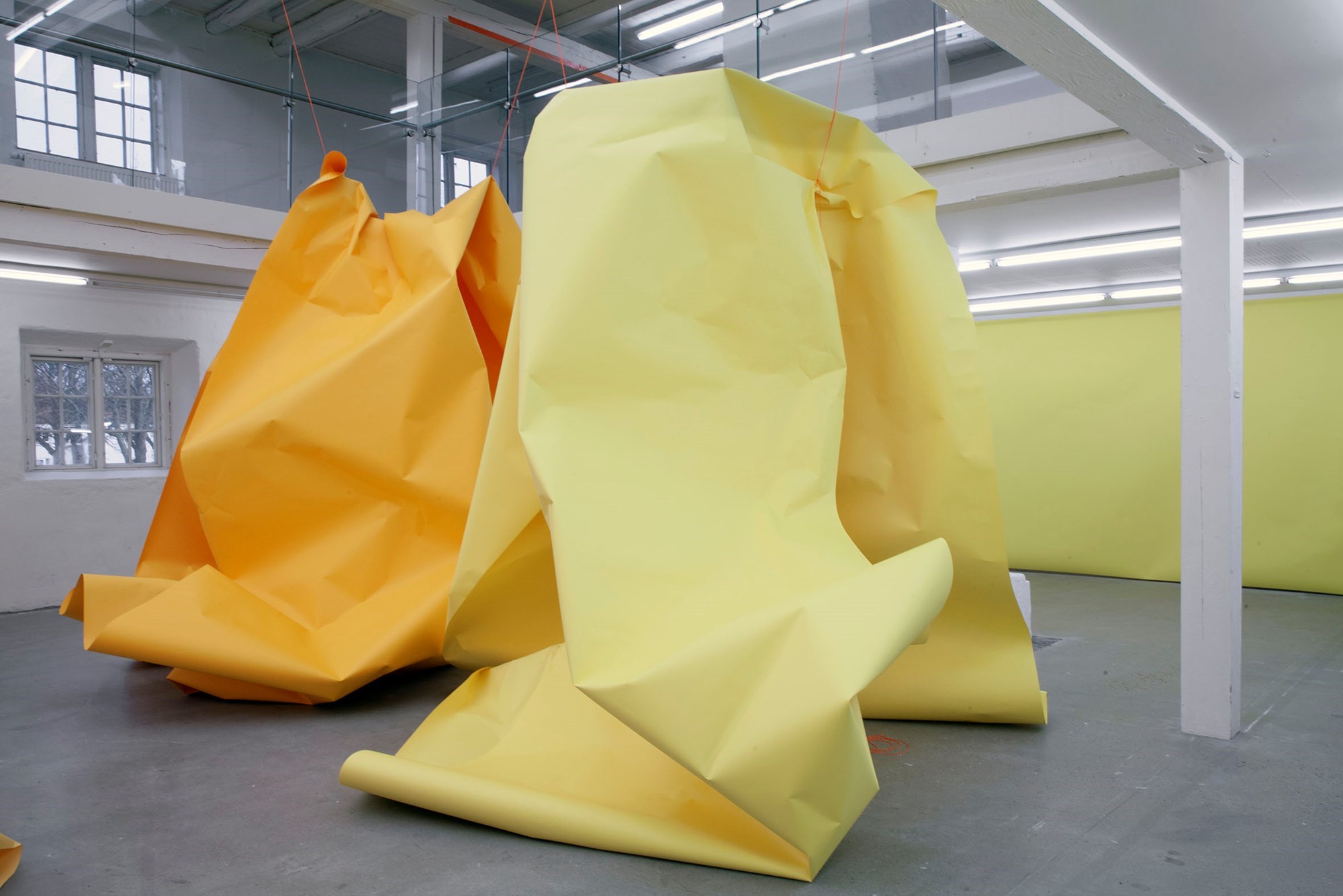 Installationsfoto. Paper Drawing #35, 2022 Af Marit Roland. Viborg Kunsthal