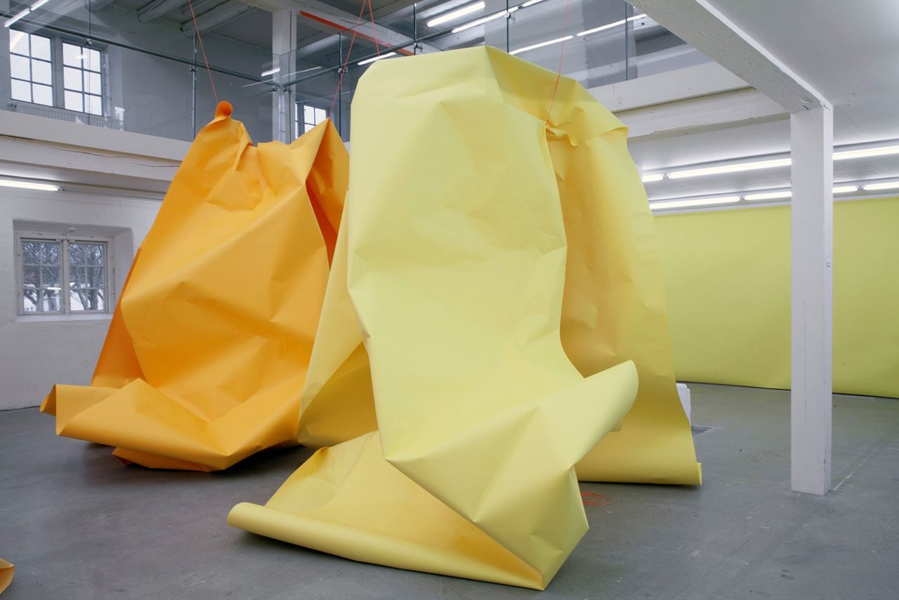 Installationsfoto. Paper Drawing #35, 2022 Af Marit Roland. Viborg Kunsthal