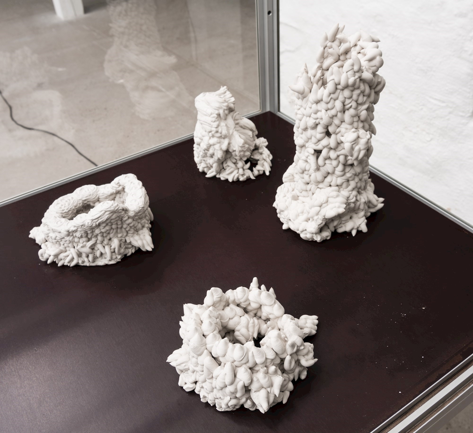 Lerskulpturer fra udstillingen 'Eksperimentet' af Henrik Menné, 2021