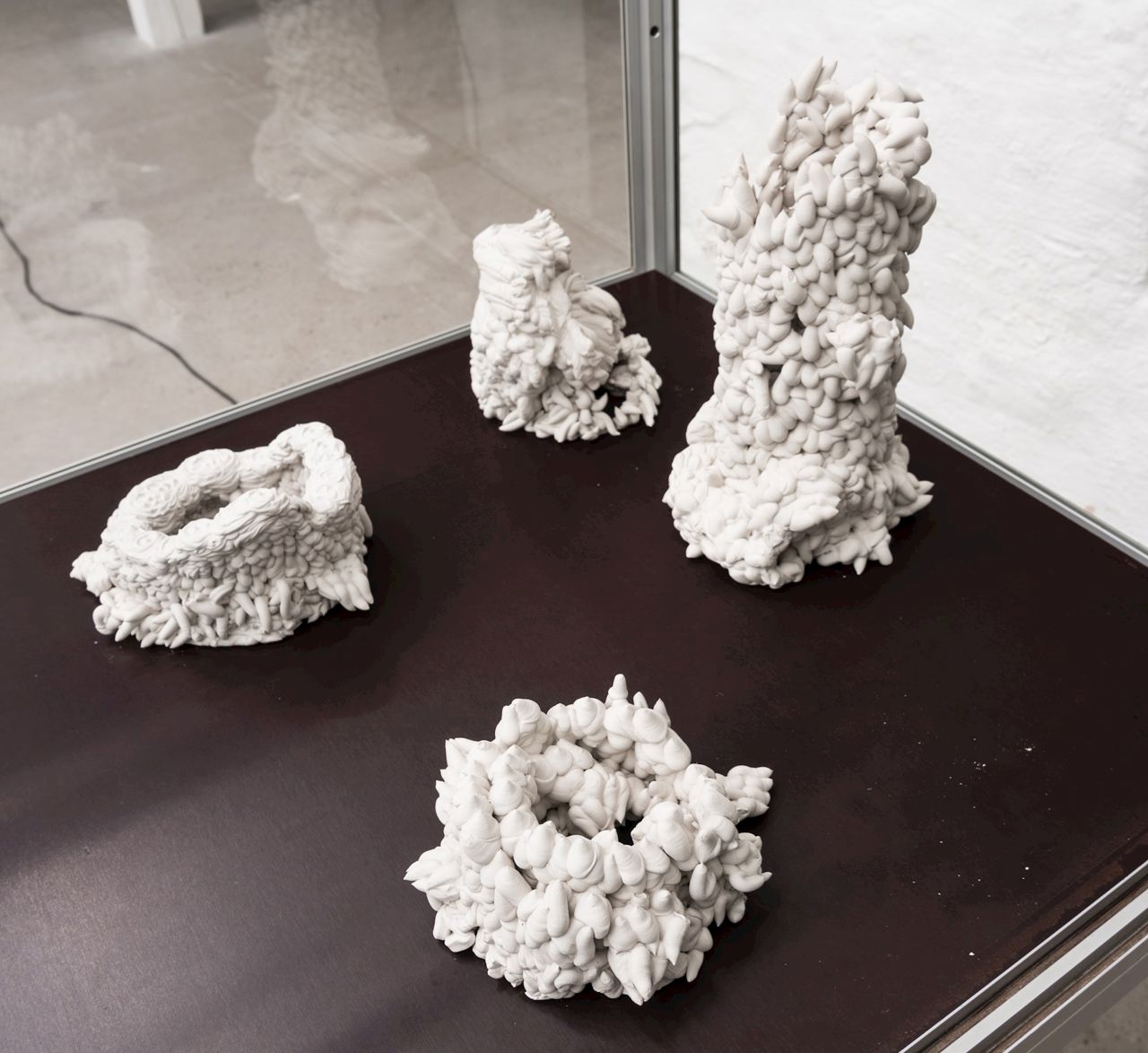 Lerskulpturer fra udstillingen 'Eksperimentet' af Henrik Menné, 2021