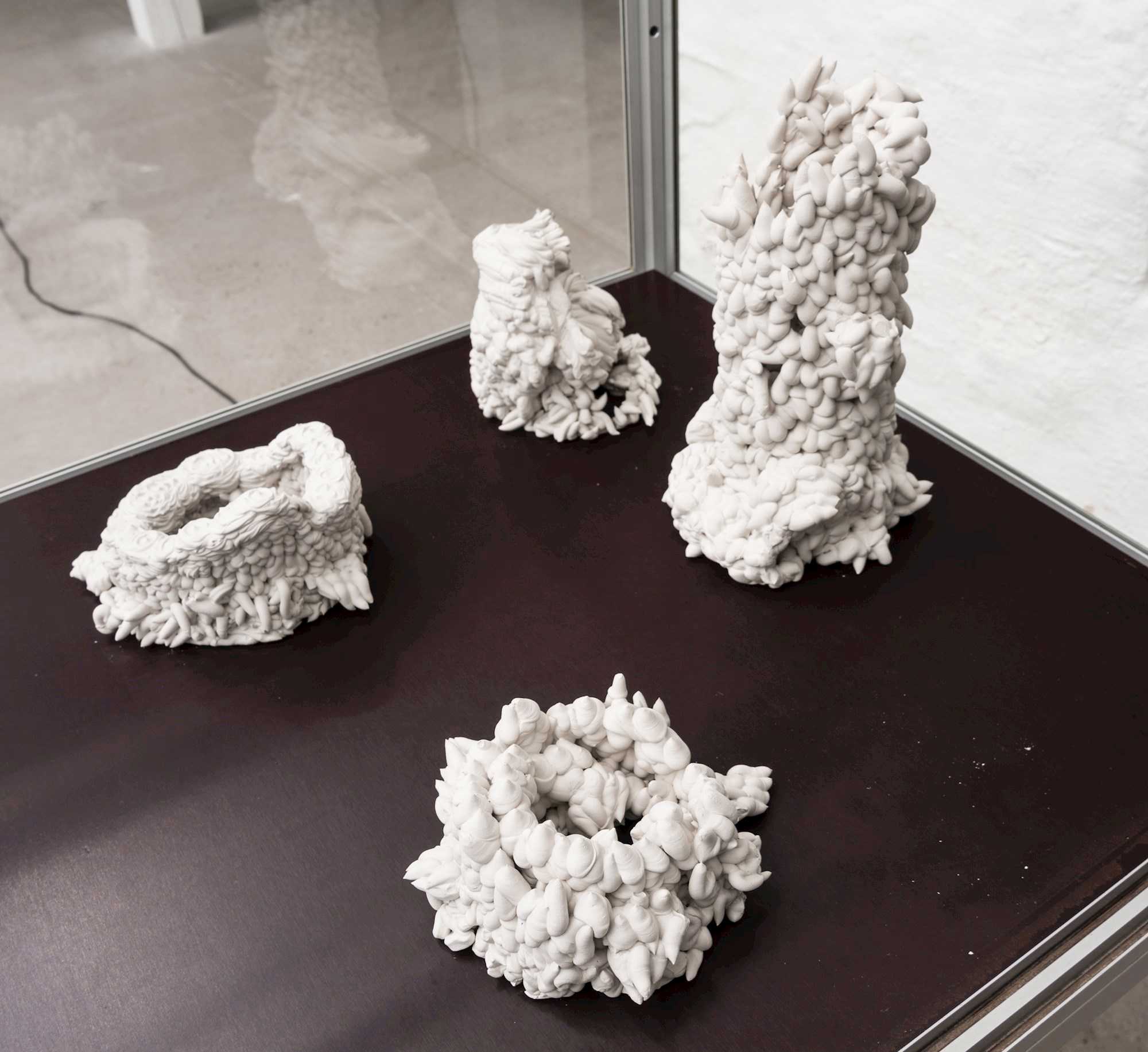 Lerskulpturer fra udstillingen 'Eksperimentet' af Henrik Menné, 2021