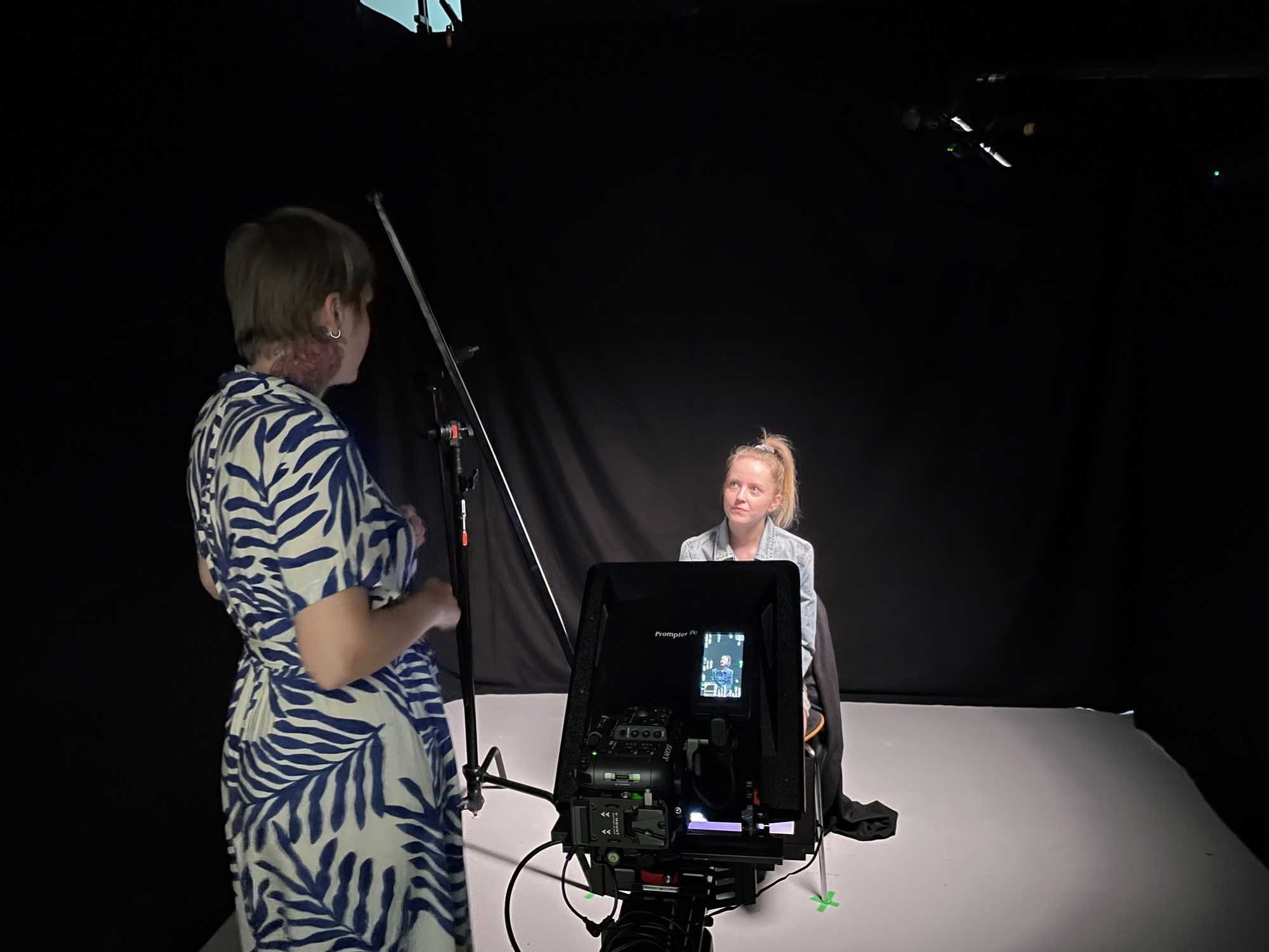 Bag optagelserne til viborgversionen 'People We Love' af Kit Monkman