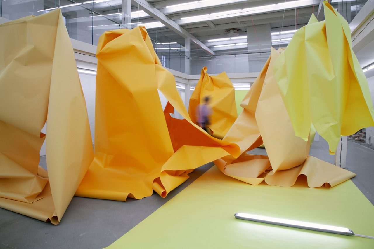 Installationsfoto. Paper Drawing #35 af Marit Roland 2022. Viborg Kunsthal