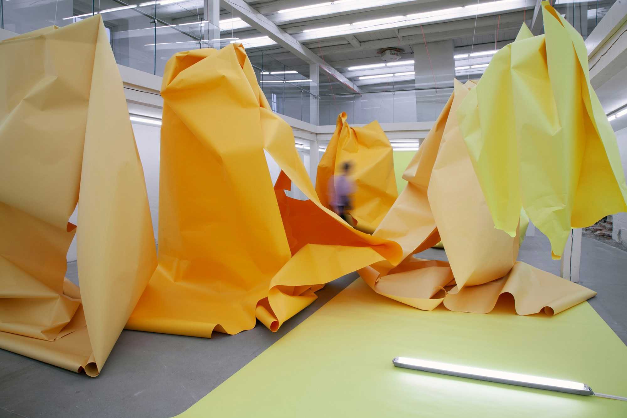 Installationsfoto. Paper Drawing #35 af Marit Roland 2022. Viborg Kunsthal