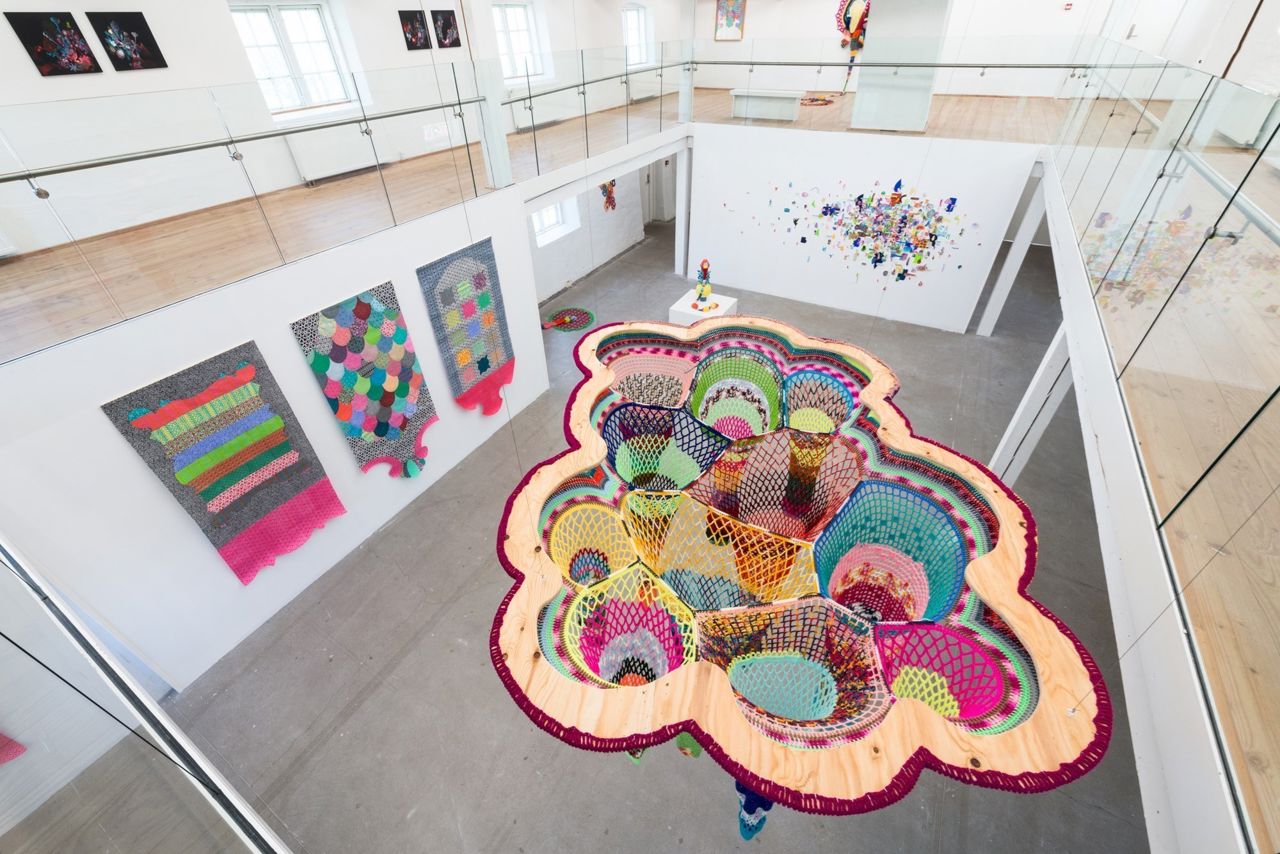 Installationsfoto af udstillingen Enredado på Viborg Kunsthal