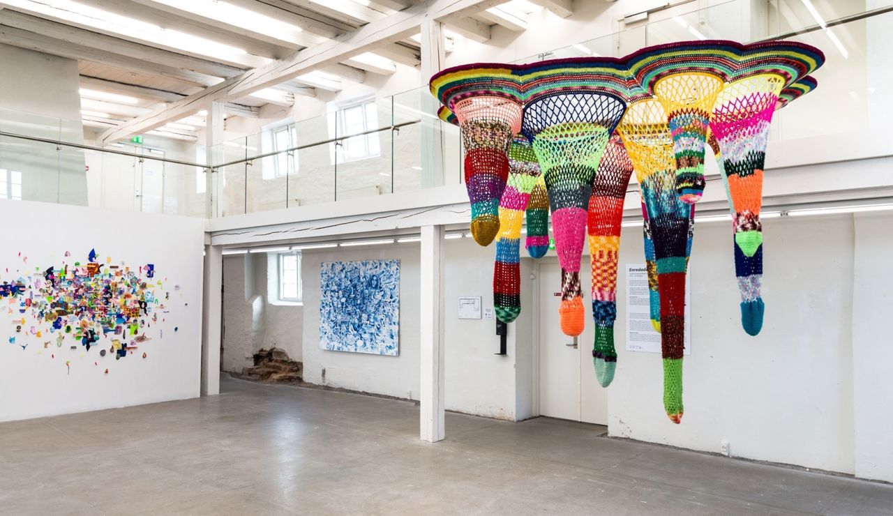 Installationsfoto af udstillingen Enredado på Viborg Kunsthal