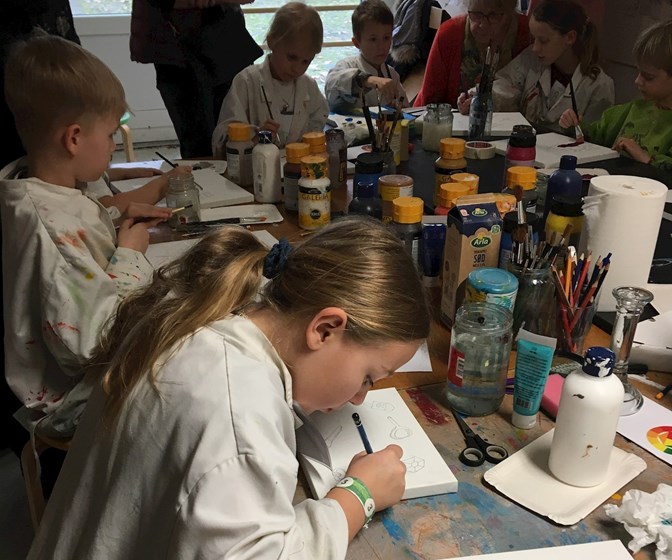 Børn og unge, der deltager i en kreativ workshop på Viborg Kunsthal