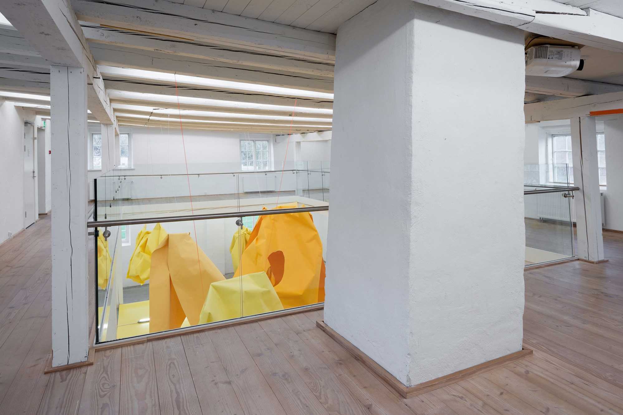 Installationsfoto. Paper Drawing #35, 2022 Af Marit Roland. Viborg Kunsthal