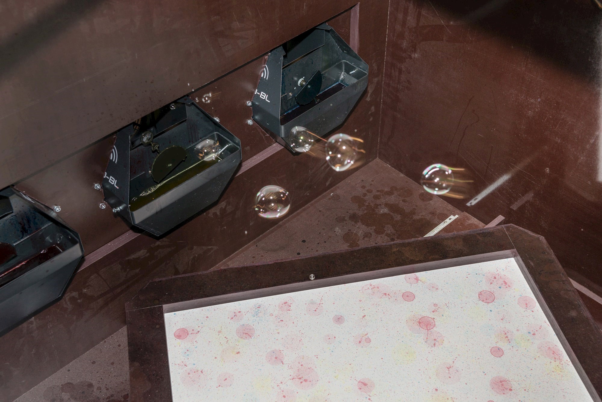 Installation fra udstillingen 'Eksperimentet' af Henrik Menné, 2021