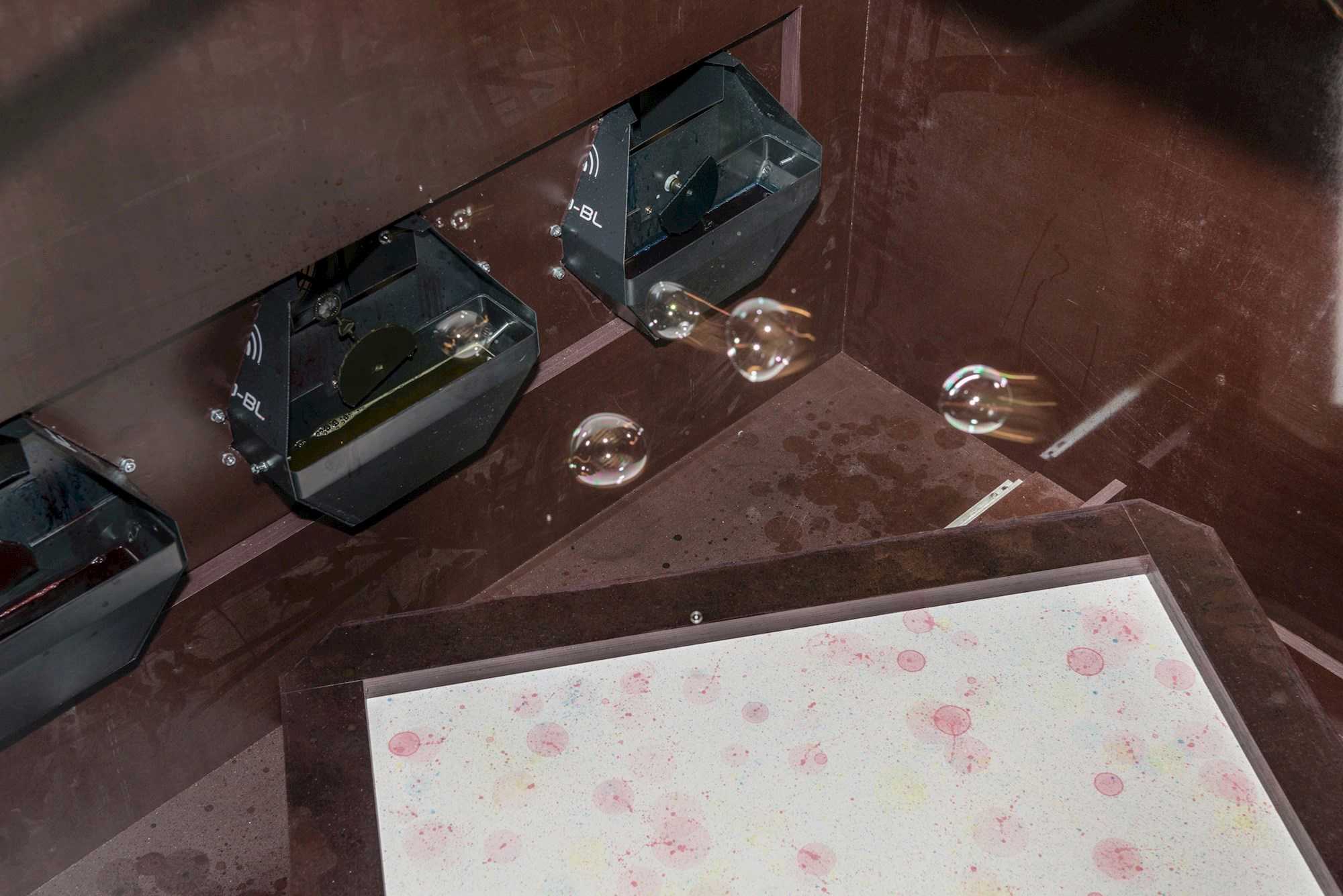 Installation fra udstillingen 'Eksperimentet' af Henrik Menné, 2021