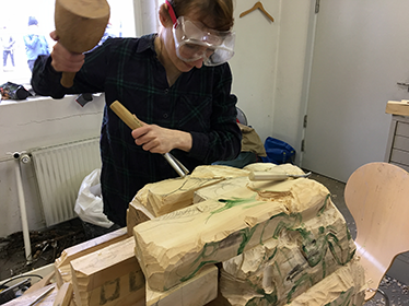 Nina Nowak arbejder i studio, 2018