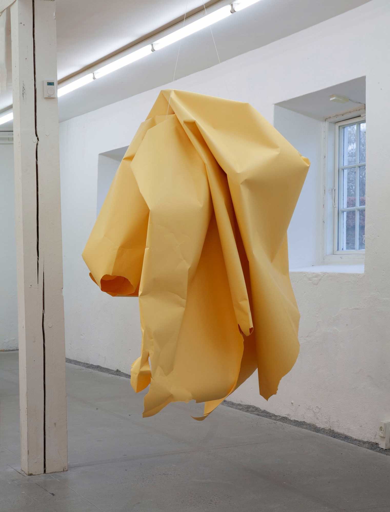 Installationsfoto. Paper Drawing #35 af Marit Roland 2022. Viborg Kunsthal