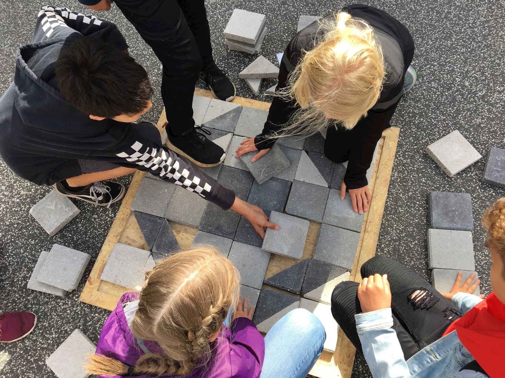 Elever fra grundskolen laver murmosaik