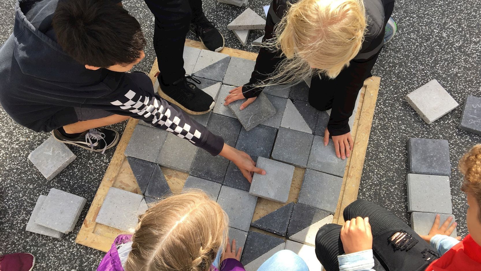 Elever fra grundskolen laver murmosaik