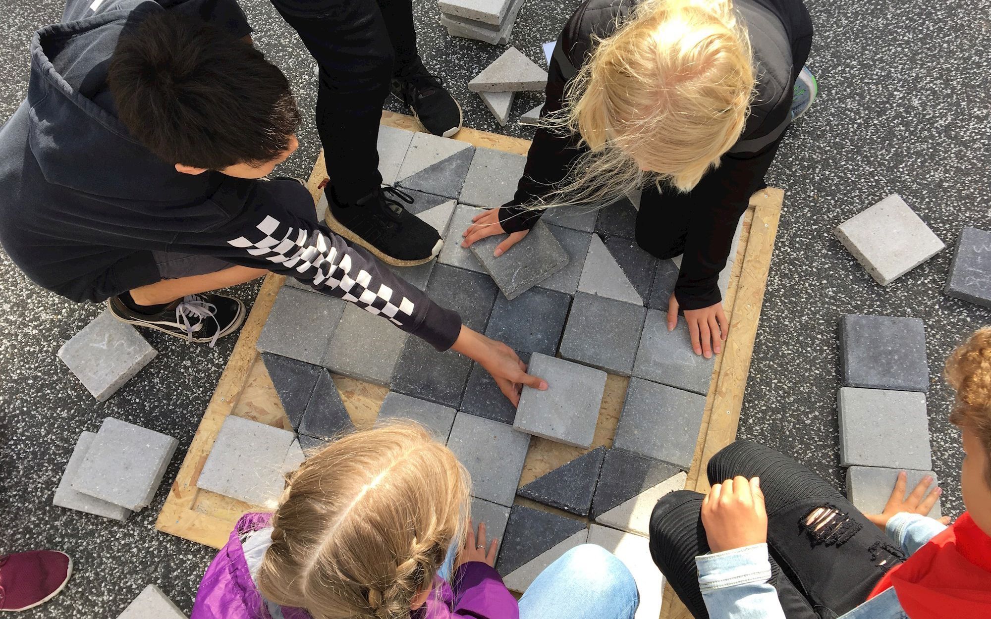 Elever fra grundskolen laver murmosaik