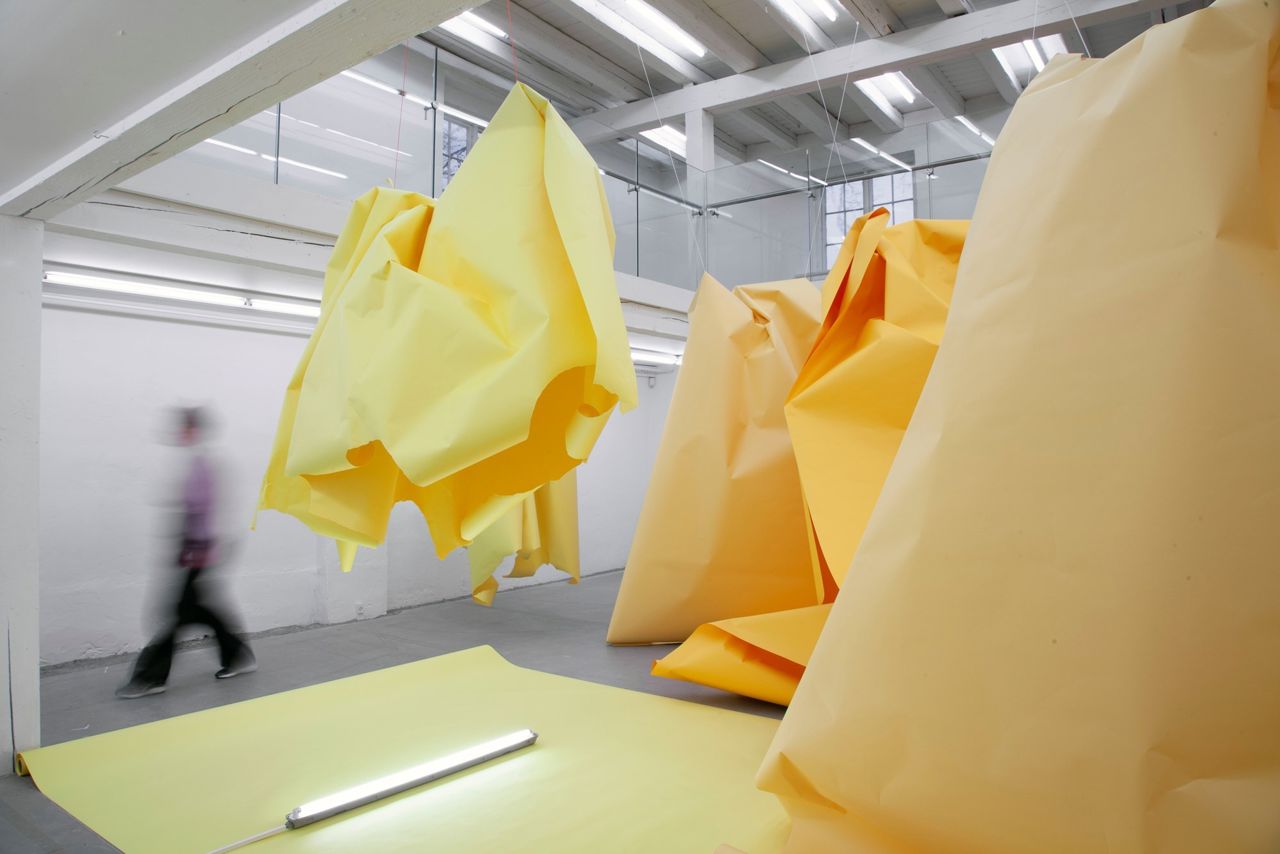 Installationsfoto. Paper Drawing #35 af Marit Roland 2022. Viborg Kunsthal