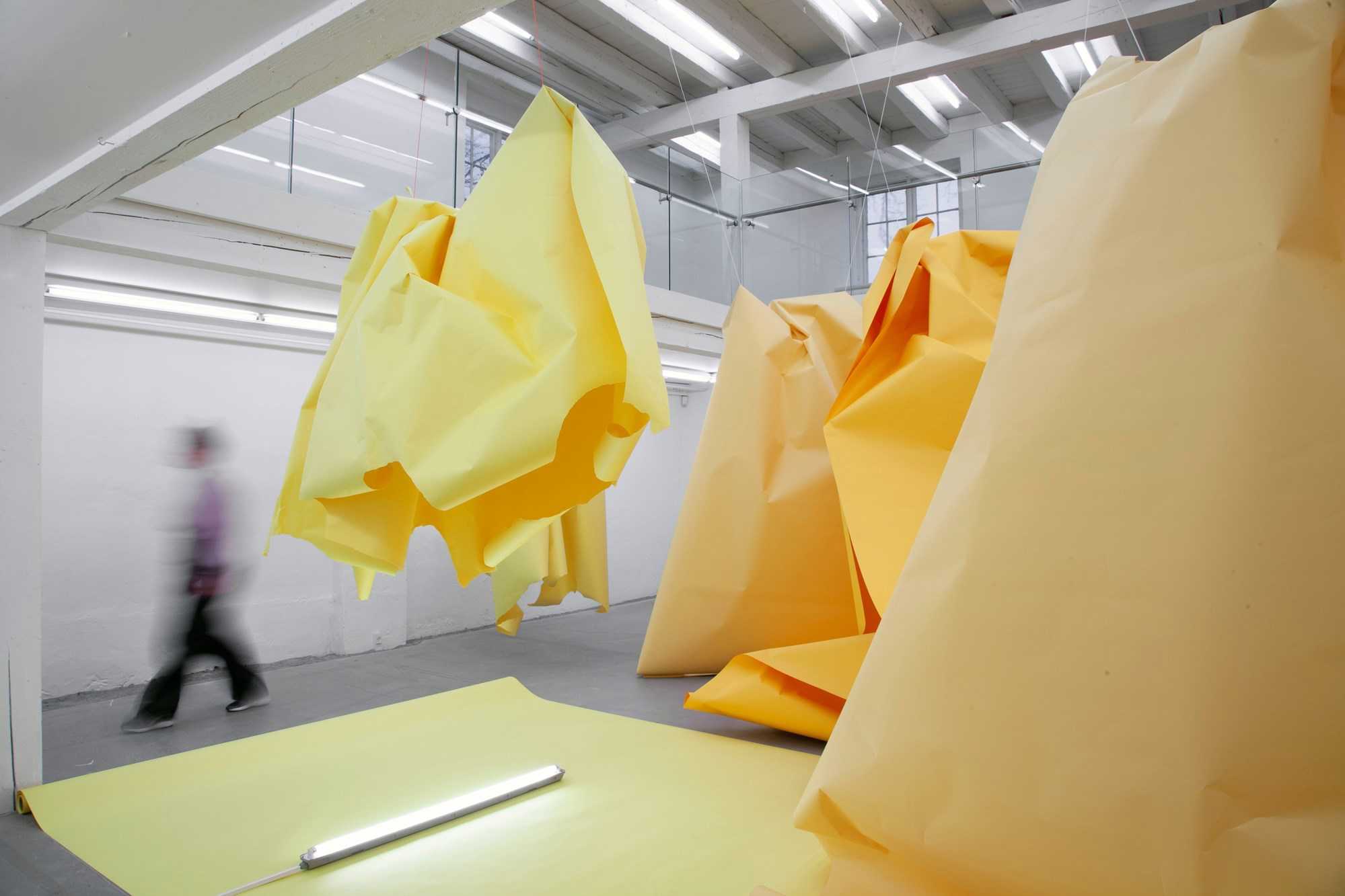 Installationsfoto. Paper Drawing #35 af Marit Roland 2022. Viborg Kunsthal