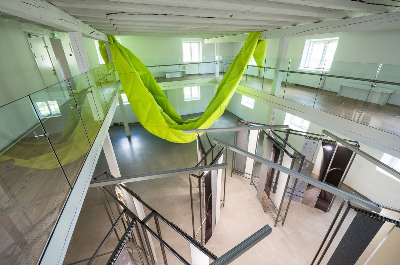 'Step Back, Step Back Please' af Signe Guttormsen & Andrea Ostermeyer, 2022. Installationsfoto Viborg Kunsthal