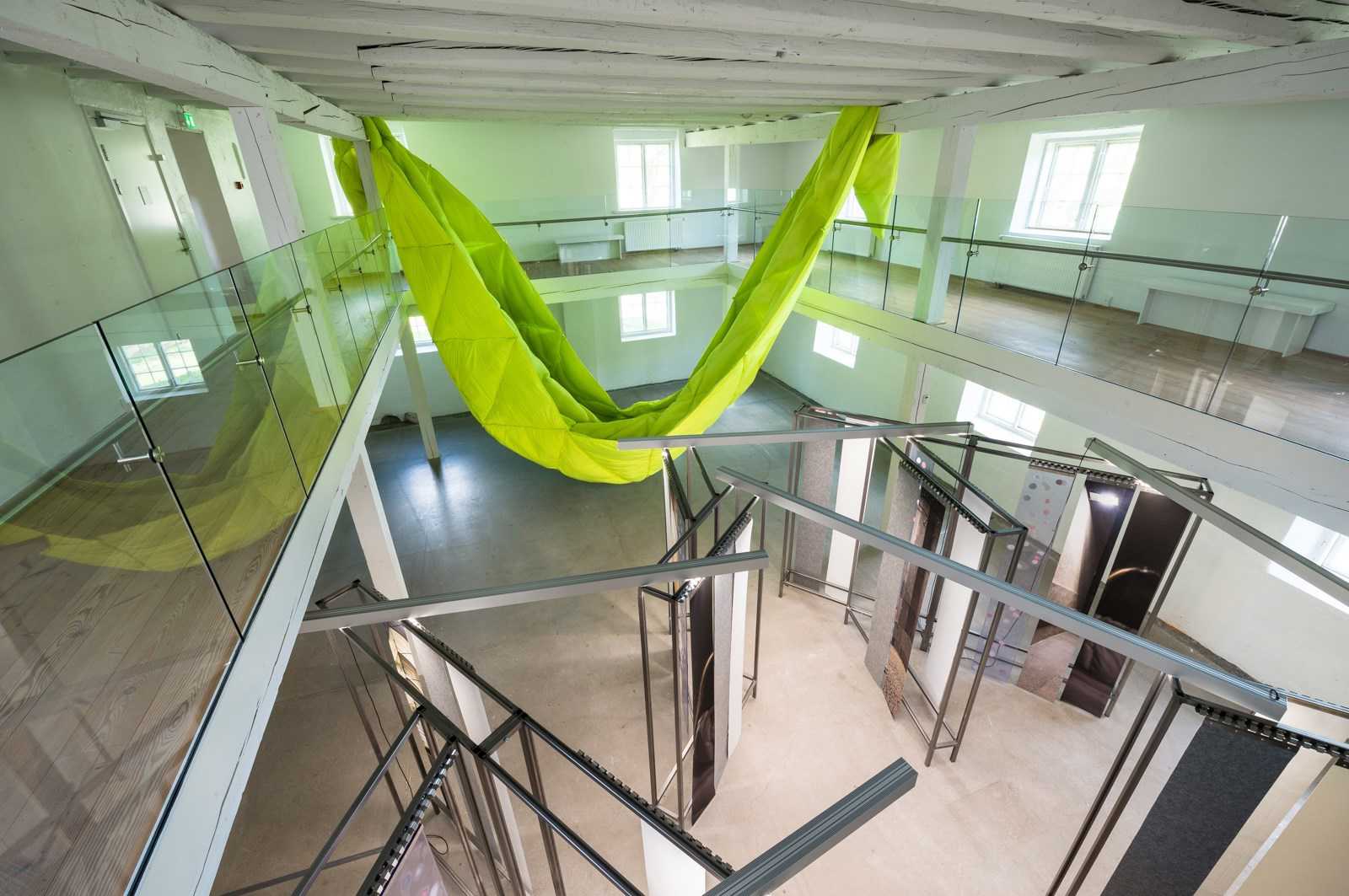 'Step Back, Step Back Please' af Signe Guttormsen & Andrea Ostermeyer, 2022. Installationsfoto Viborg Kunsthal