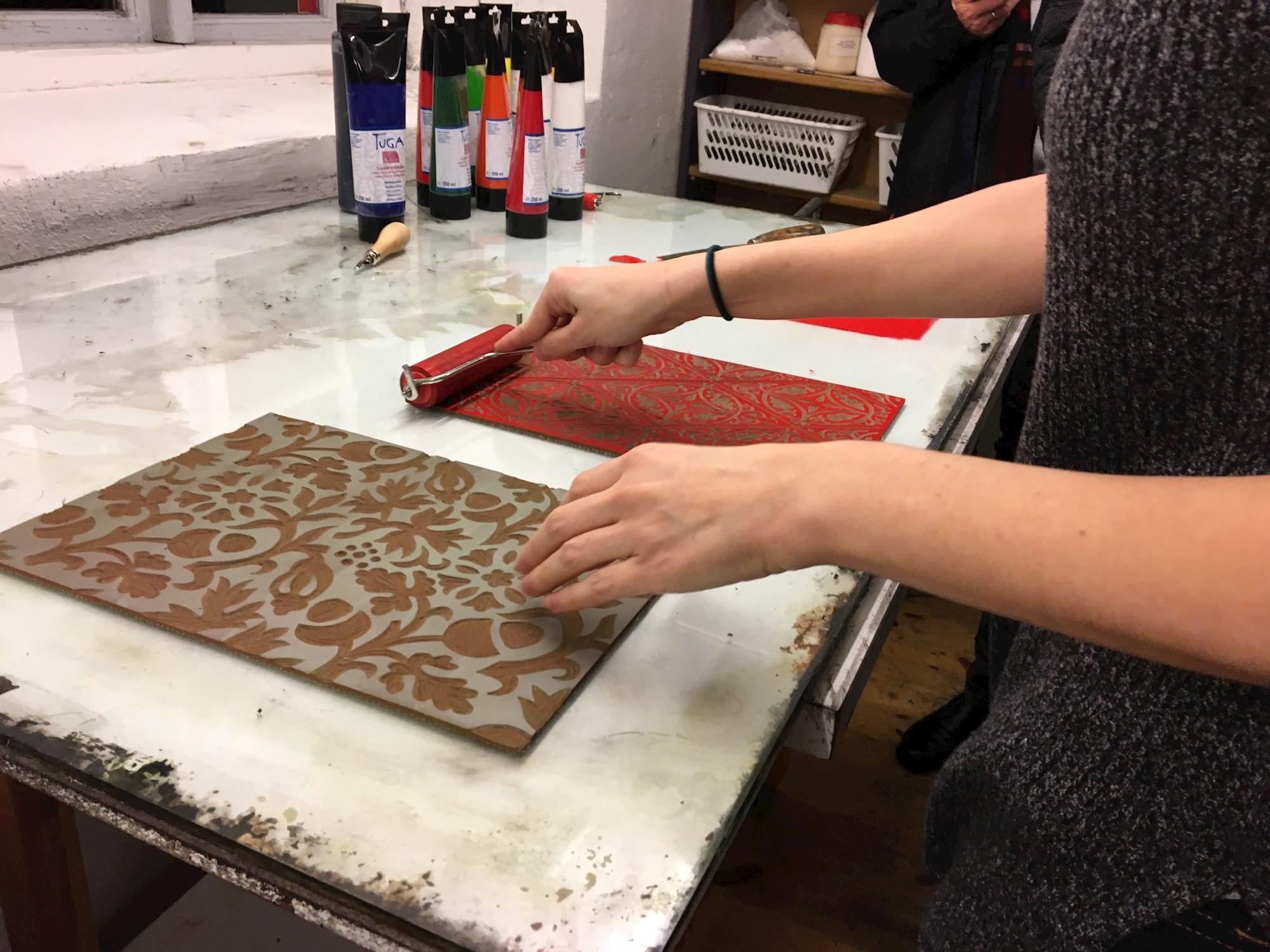 En residencykunstner arbejder i det grafiske værksted, 2017