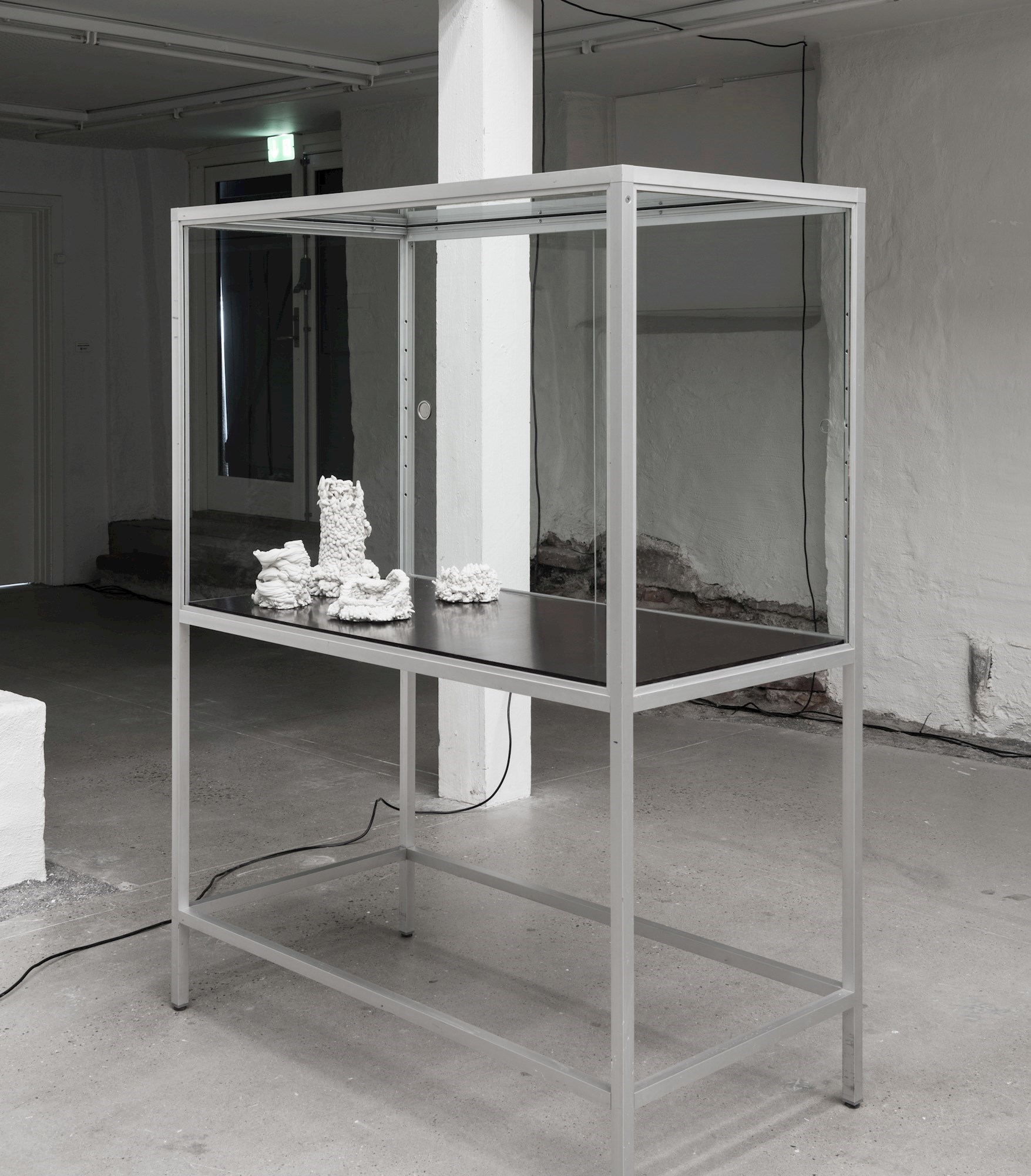 Lerskulpturer fra udstillingen 'Eksperimentet' af Henrik Menné, 2021