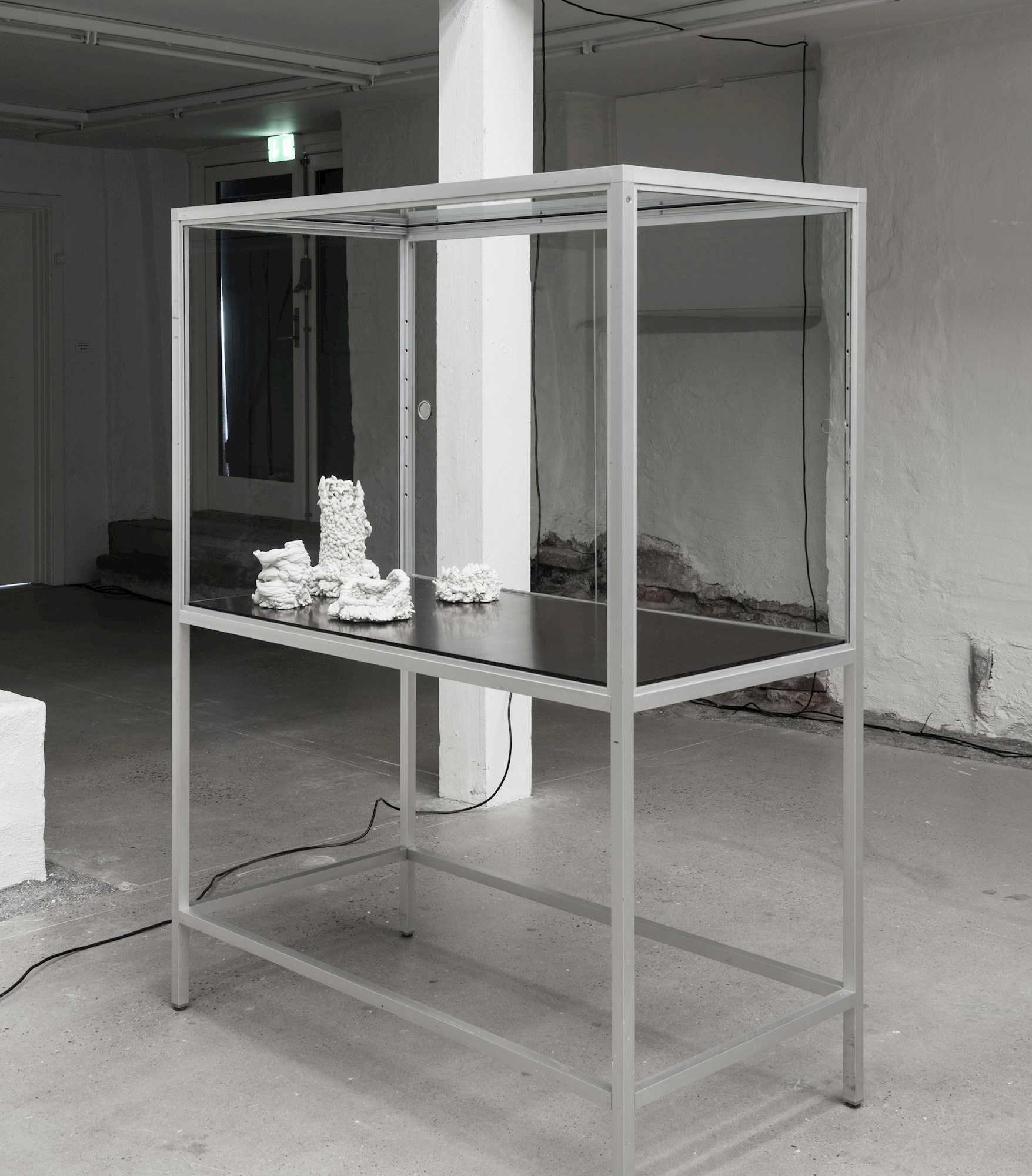 Lerskulpturer fra udstillingen 'Eksperimentet' af Henrik Menné, 2021